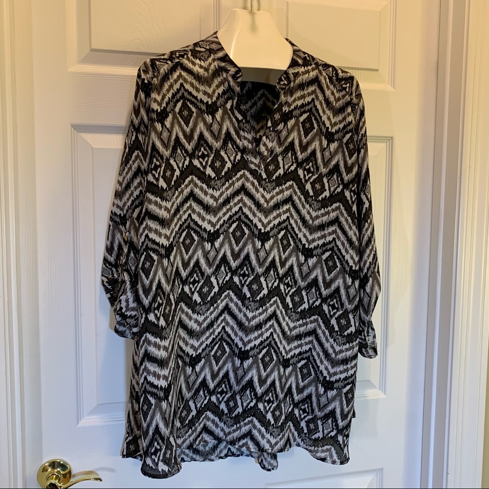 Riley + JAMES Black and Gray Top Size 26/28W